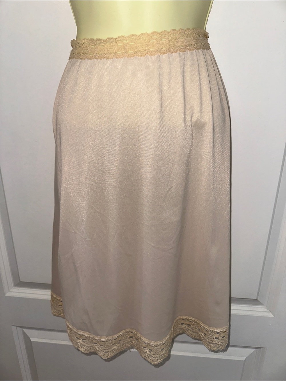 Vintage 70s Olga Light Tan/Beige Lace Trim Half Slip‎